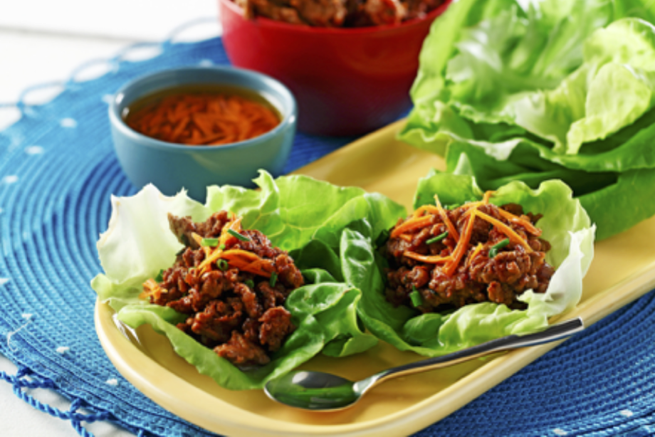 Rollitos de lechuga con salsa de agave y chipotle