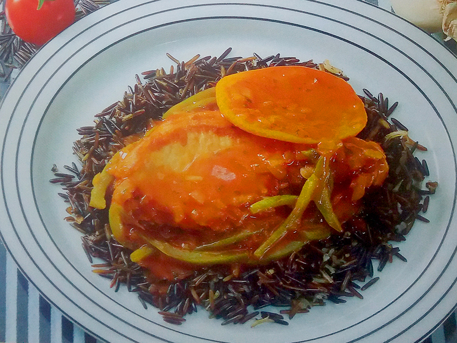 Chuletas de puerco con tomate y albahaca