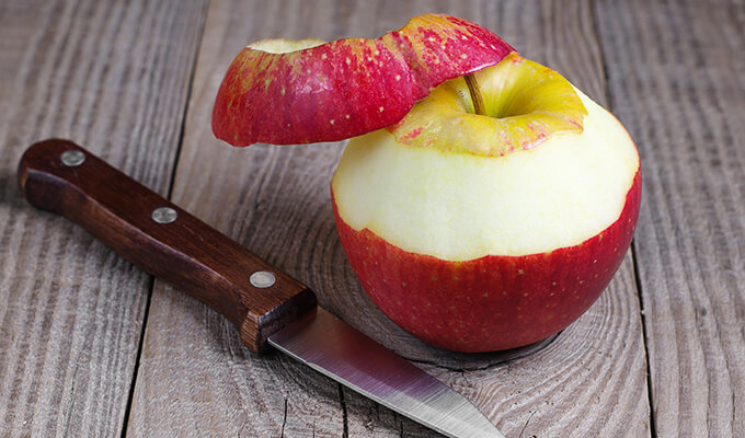¿Cómo evitar que la manzana se oscurezca al pelarla?