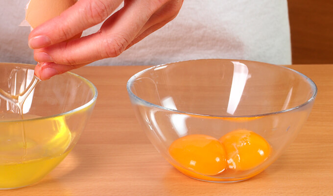 Para mantener las yemas de los huevos que nos usas en buen estado.